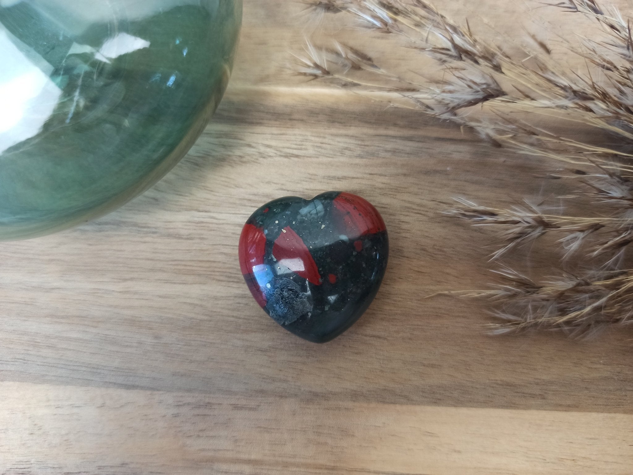 Heliotroop hart | 3 cm – curated crystal by Marga Jacobs | rust, symboliek en intuïtieve zelfzorg