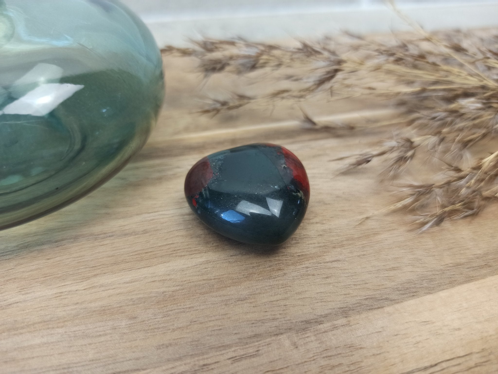 Heliotroop hart | 3 cm – curated crystal by Marga Jacobs | rust, symboliek en intuïtieve zelfzorg