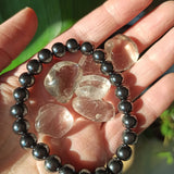 Hematiet edelsteen armband | 8 mm – curated crystal by Marga Jacobs | rust, symboliek en intuïtieve zelfzorg