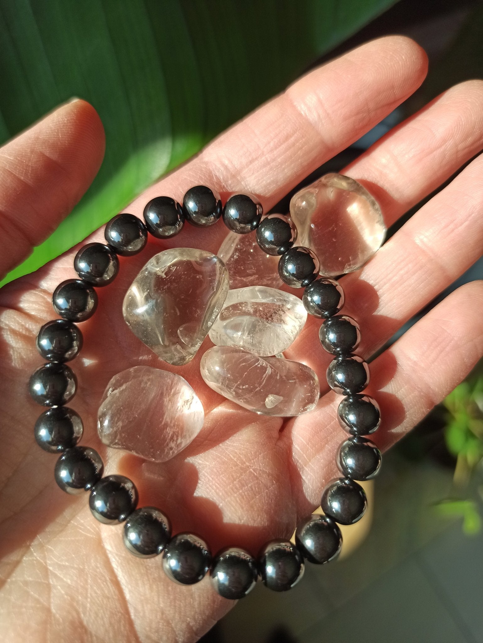 Hematiet edelsteen armband | 8 mm – curated crystal by Marga Jacobs | rust, symboliek en intuïtieve zelfzorg