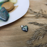 Hematiet edelsteen hanger hart | 12 mm – curated crystal by Marga Jacobs | rust, symboliek en intuïtieve zelfzorg