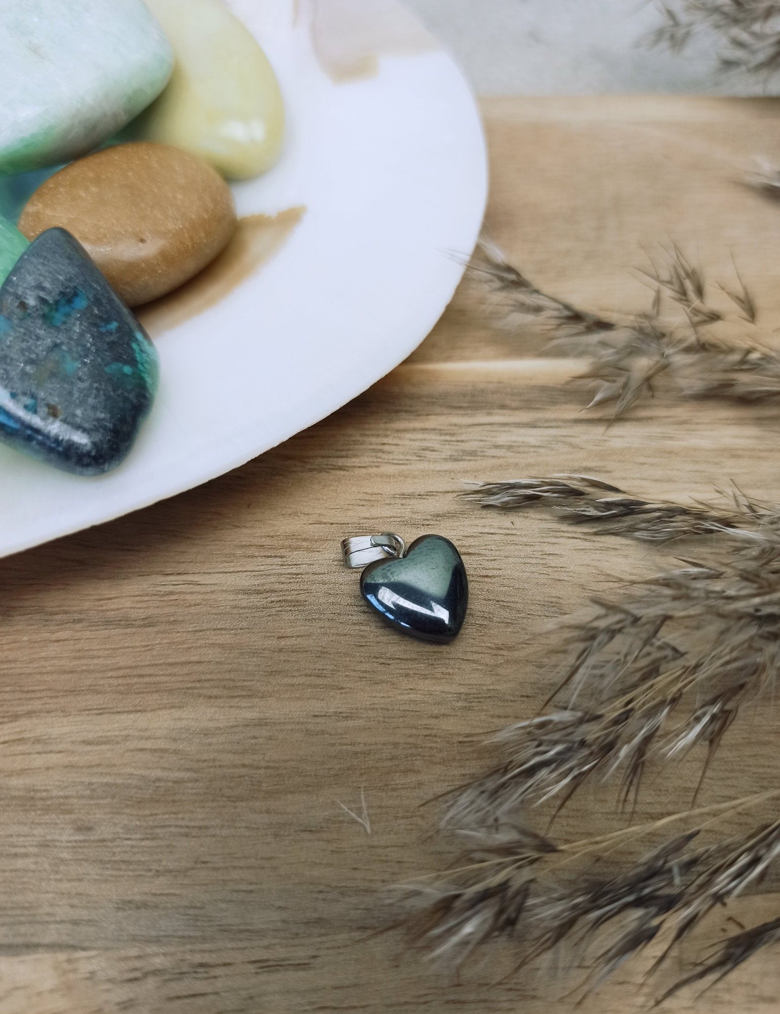 Hematiet edelsteen hanger hart | 12 mm – curated crystal by Marga Jacobs | rust, symboliek en intuïtieve zelfzorg