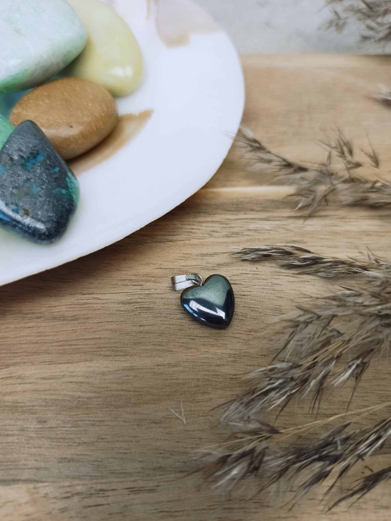 Hematiet edelsteen hanger hart | 12 mm – curated crystal by Marga Jacobs | rust, symboliek en intuïtieve zelfzorg