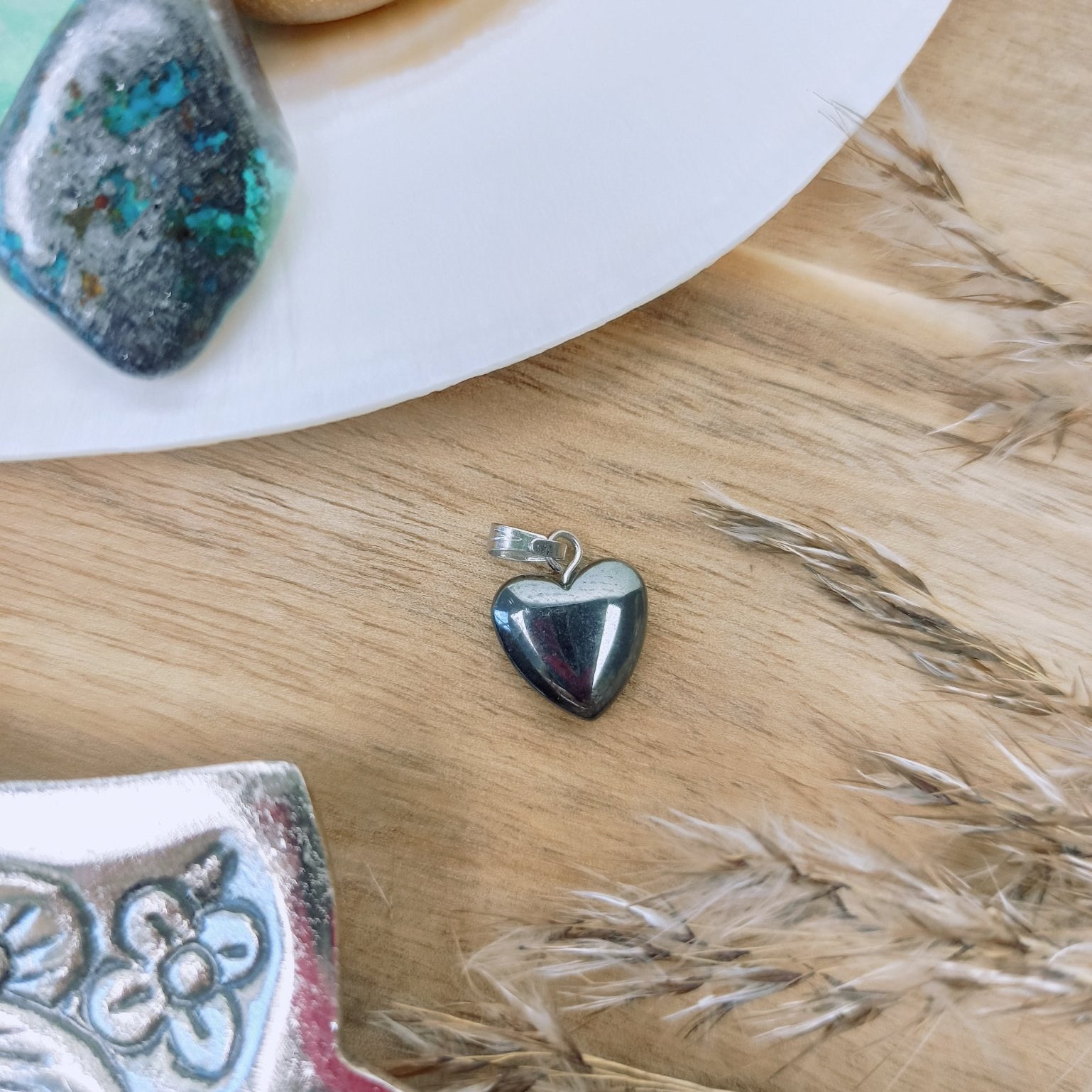 Hematiet edelsteen hanger hart | 12 mm – curated crystal by Marga Jacobs | rust, symboliek en intuïtieve zelfzorg