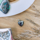 Hematiet edelsteen hanger hart | 12 mm – curated crystal by Marga Jacobs | rust, symboliek en intuïtieve zelfzorg