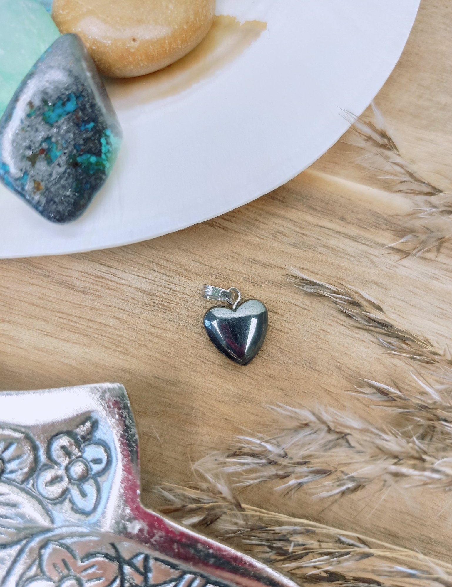 Hematiet edelsteen hanger hart | 12 mm – curated crystal by Marga Jacobs | rust, symboliek en intuïtieve zelfzorg