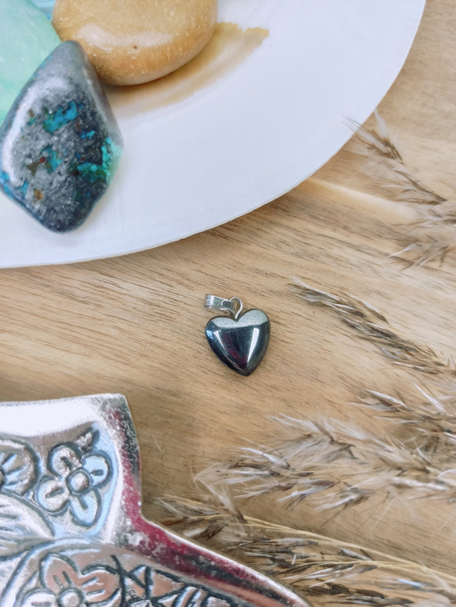 Hematiet edelsteen hanger hart | 12 mm – curated crystal by Marga Jacobs | rust, symboliek en intuïtieve zelfzorg