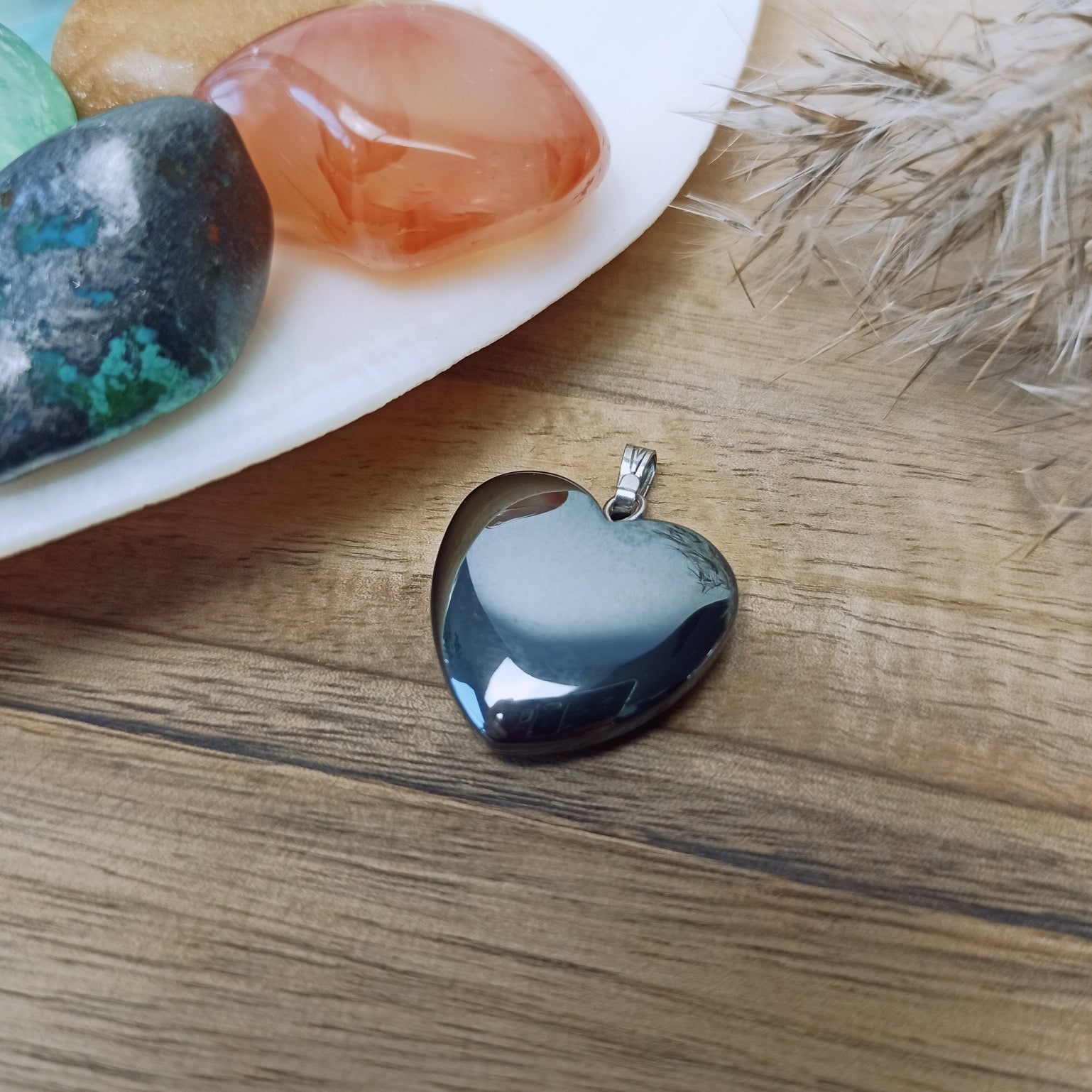 Hematiet edelsteen hanger hart | 20 mm – curated crystal by Marga Jacobs | rust, symboliek en intuïtieve zelfzorg
