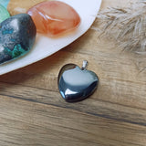 Hematiet edelsteen hanger hart | 20 mm – curated crystal by Marga Jacobs | rust, symboliek en intuïtieve zelfzorg