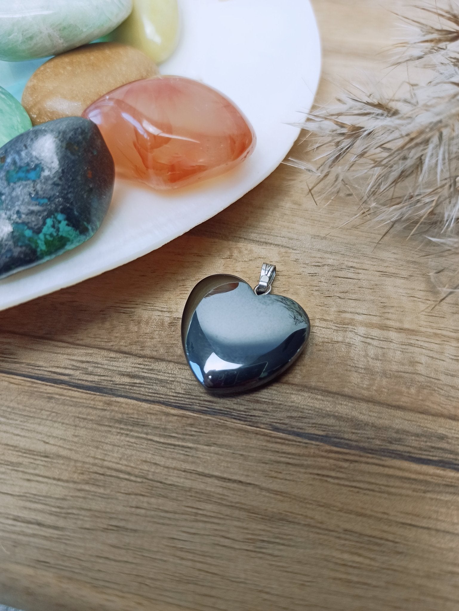 Hematiet edelsteen hanger hart | 20 mm – curated crystal by Marga Jacobs | rust, symboliek en intuïtieve zelfzorg