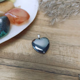 Hematiet edelsteen hanger hart | 20 mm – curated crystal by Marga Jacobs | rust, symboliek en intuïtieve zelfzorg