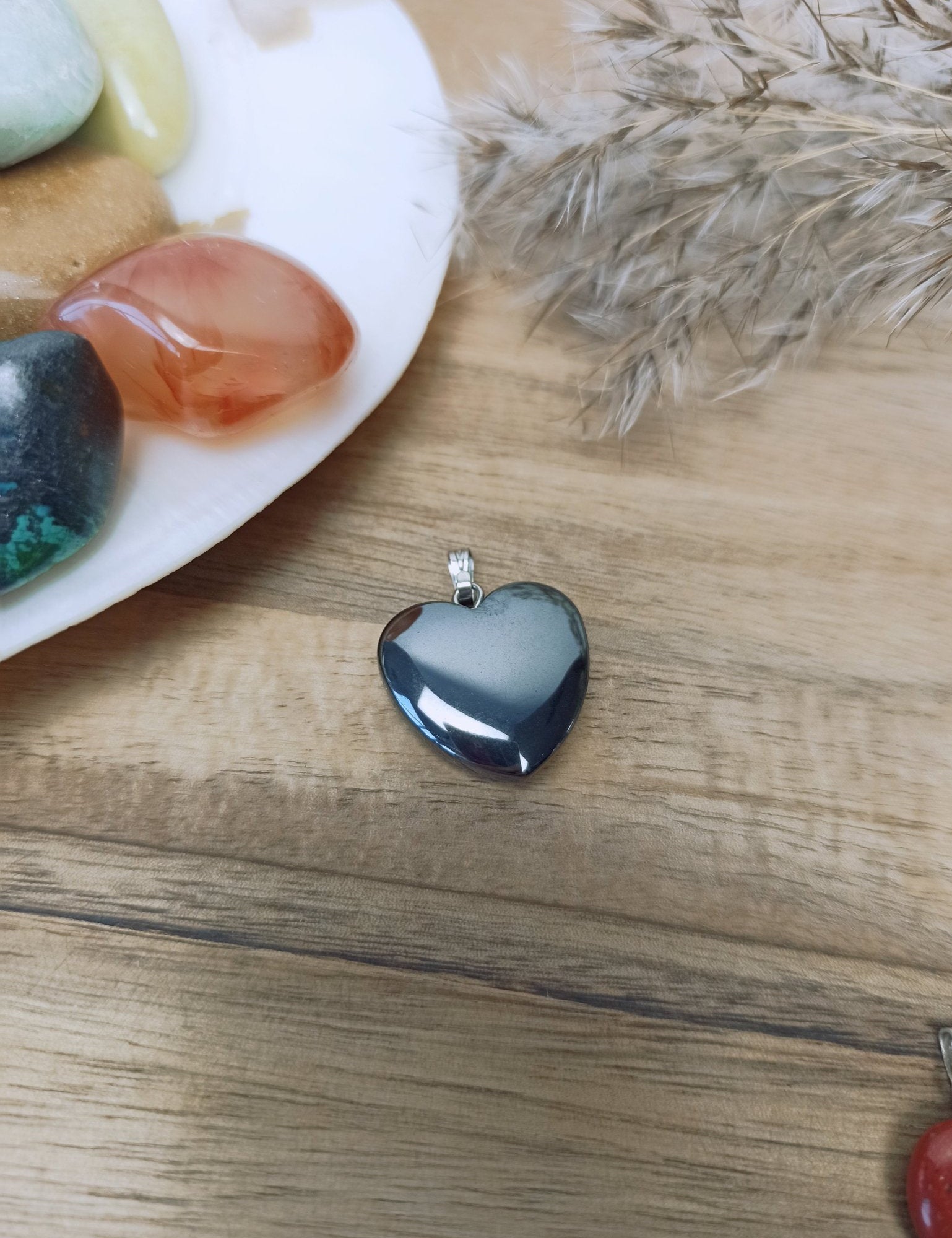 Hematiet edelsteen hanger hart | 20 mm – curated crystal by Marga Jacobs | rust, symboliek en intuïtieve zelfzorg