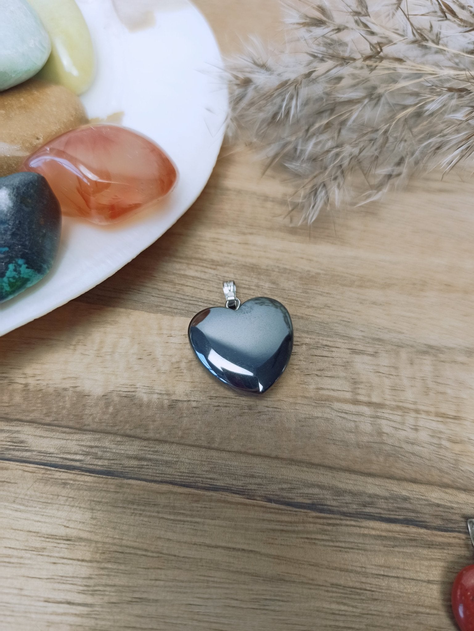 Hematiet edelsteen hanger hart | 20 mm – curated crystal by Marga Jacobs | rust, symboliek en intuïtieve zelfzorg
