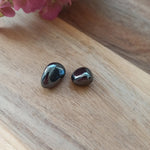 Hematiet trommelstenen – curated crystal by Marga Jacobs | rust, symboliek en intuïtieve zelfzorg