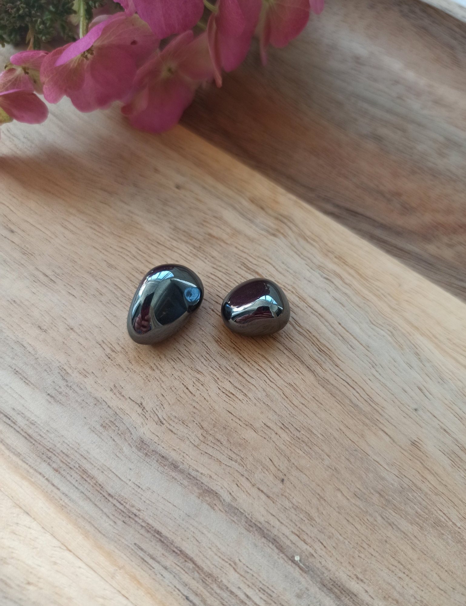 Hematiet trommelstenen – curated crystal by Marga Jacobs | rust, symboliek en intuïtieve zelfzorg