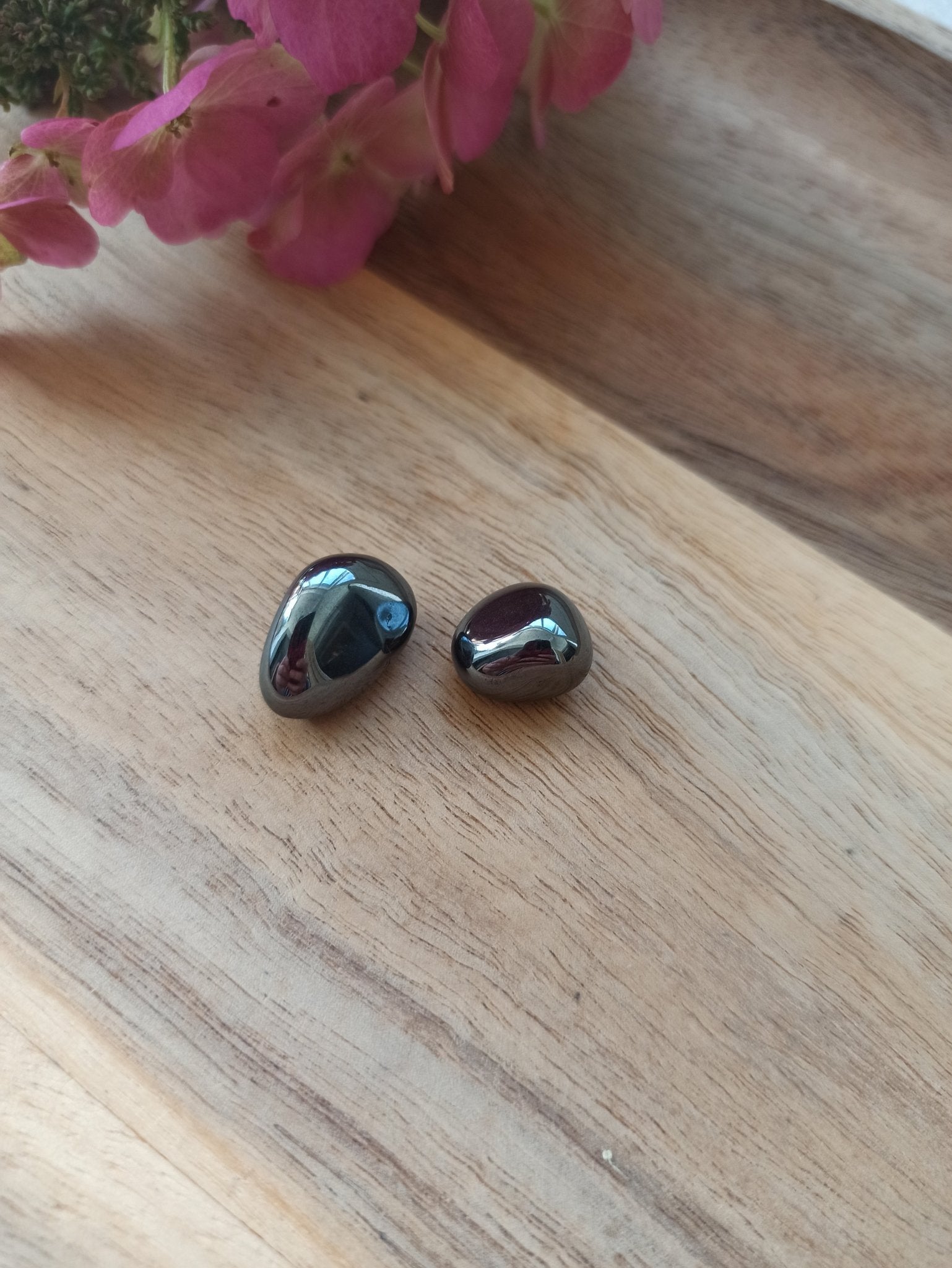 Hematiet trommelstenen – curated crystal by Marga Jacobs | rust, symboliek en intuïtieve zelfzorg