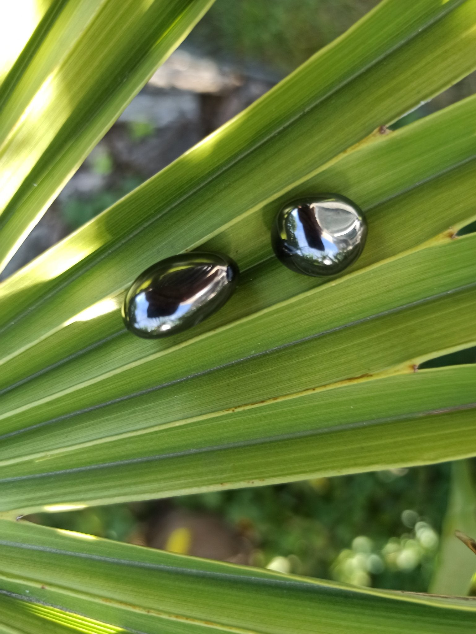 Hematiet trommelstenen – curated crystal by Marga Jacobs | rust, symboliek en intuïtieve zelfzorg