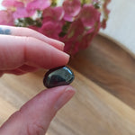 Hematiet trommelstenen – curated crystal by Marga Jacobs | rust, symboliek en intuïtieve zelfzorg