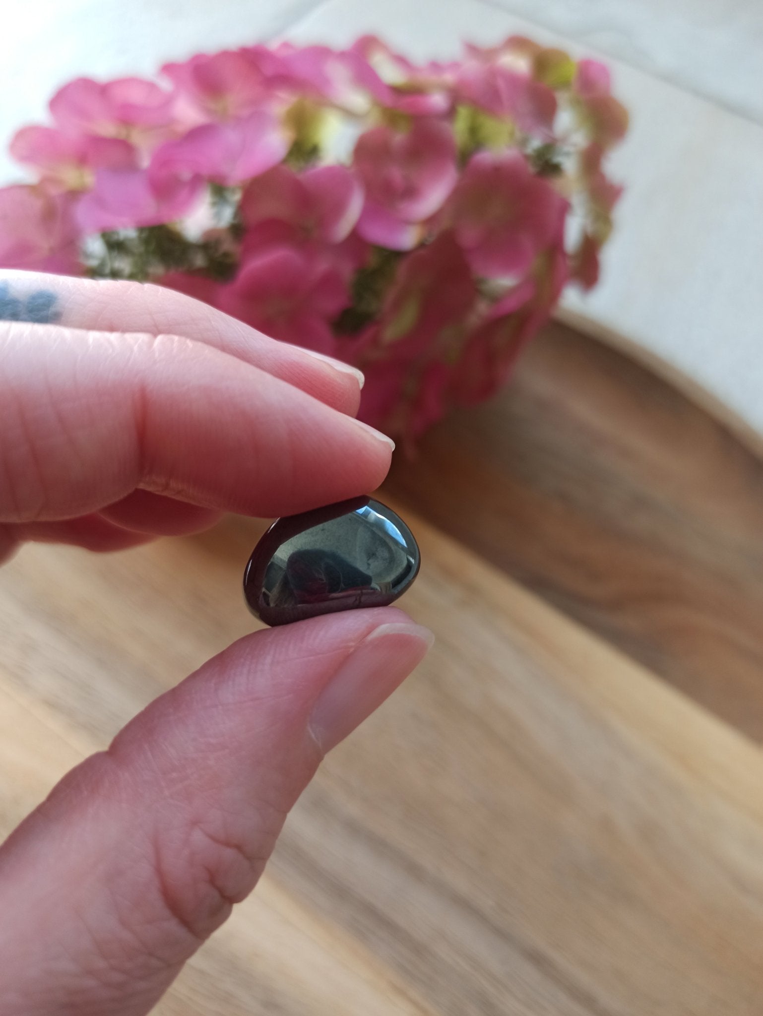 Hematiet trommelstenen – curated crystal by Marga Jacobs | rust, symboliek en intuïtieve zelfzorg