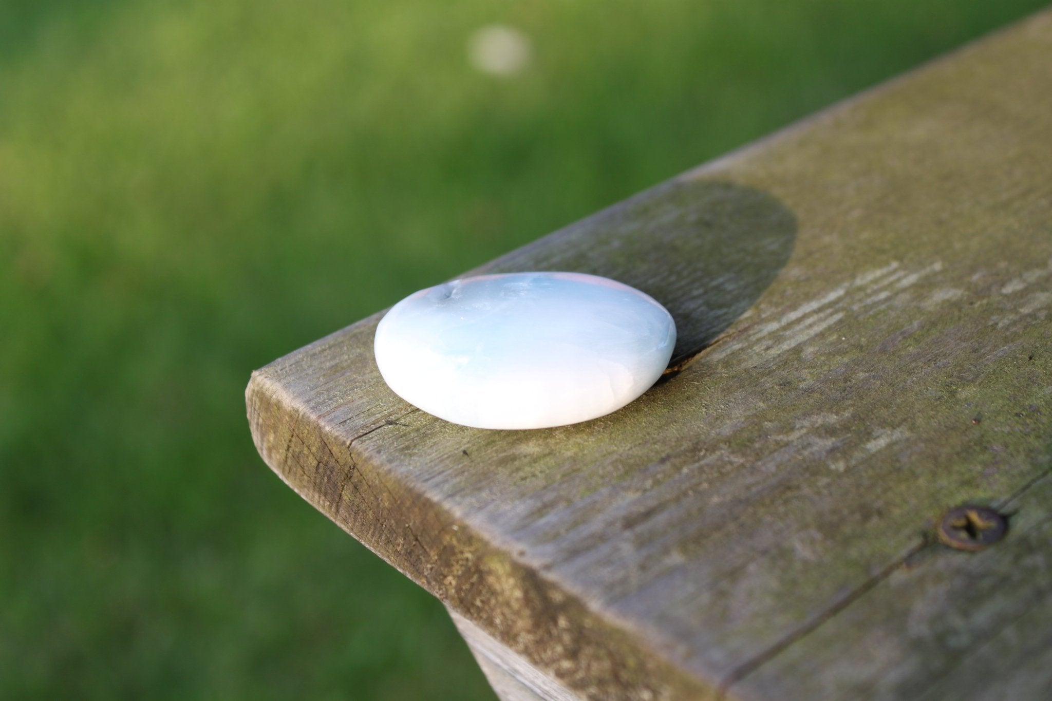 Hemimorfiet handstenen – curated crystal by Marga Jacobs | rust, symboliek en intuïtieve zelfzorg