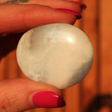 Hemimorfiet handstenen – curated crystal by Marga Jacobs | rust, symboliek en intuïtieve zelfzorg