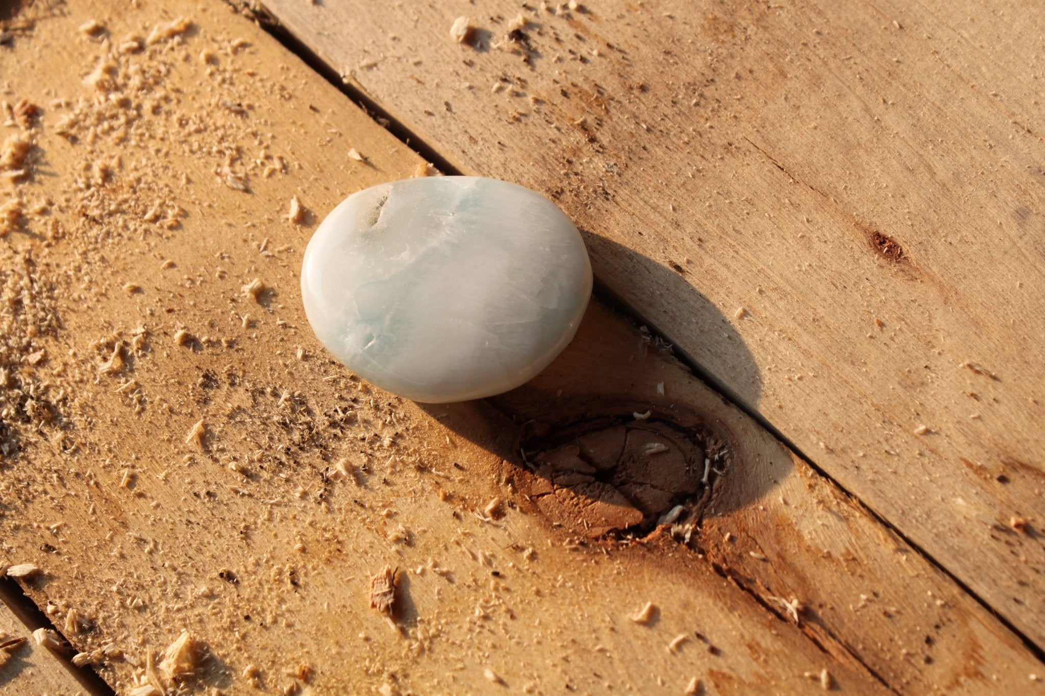 Hemimorfiet handstenen – curated crystal by Marga Jacobs | rust, symboliek en intuïtieve zelfzorg