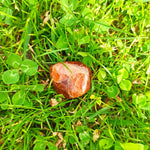 Hessoniet trommelstenen – curated crystal by Marga Jacobs | rust, symboliek en intuïtieve zelfzorg