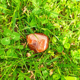 Hessoniet trommelstenen – curated crystal by Marga Jacobs | rust, symboliek en intuïtieve zelfzorg