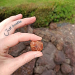 Hessoniet trommelstenen – curated crystal by Marga Jacobs | rust, symboliek en intuïtieve zelfzorg