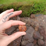 Hessoniet trommelstenen – curated crystal by Marga Jacobs | rust, symboliek en intuïtieve zelfzorg