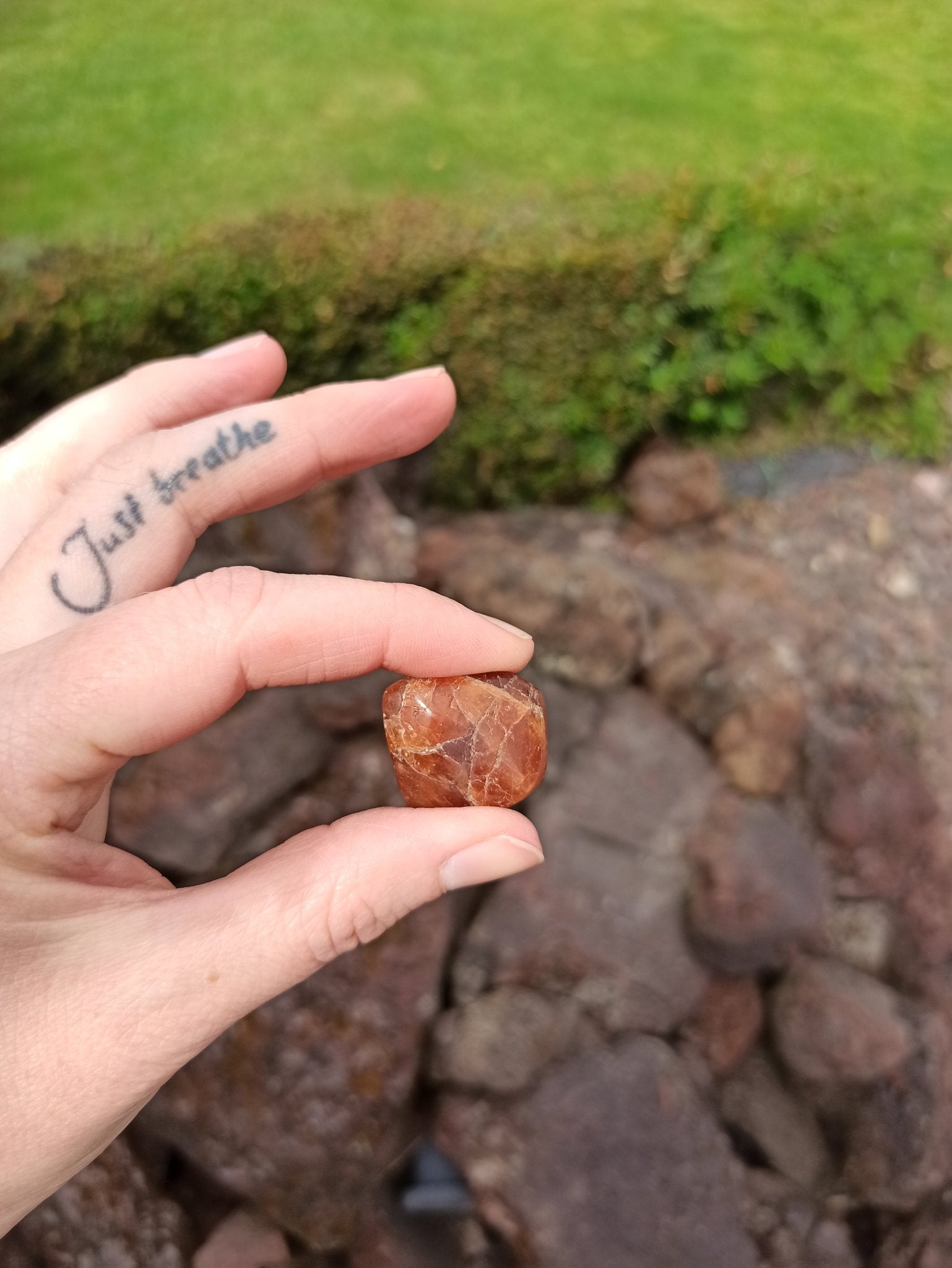 Hessoniet trommelstenen – curated crystal by Marga Jacobs | rust, symboliek en intuïtieve zelfzorg