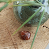 Hessoniet trommelstenen – curated crystal by Marga Jacobs | rust, symboliek en intuïtieve zelfzorg