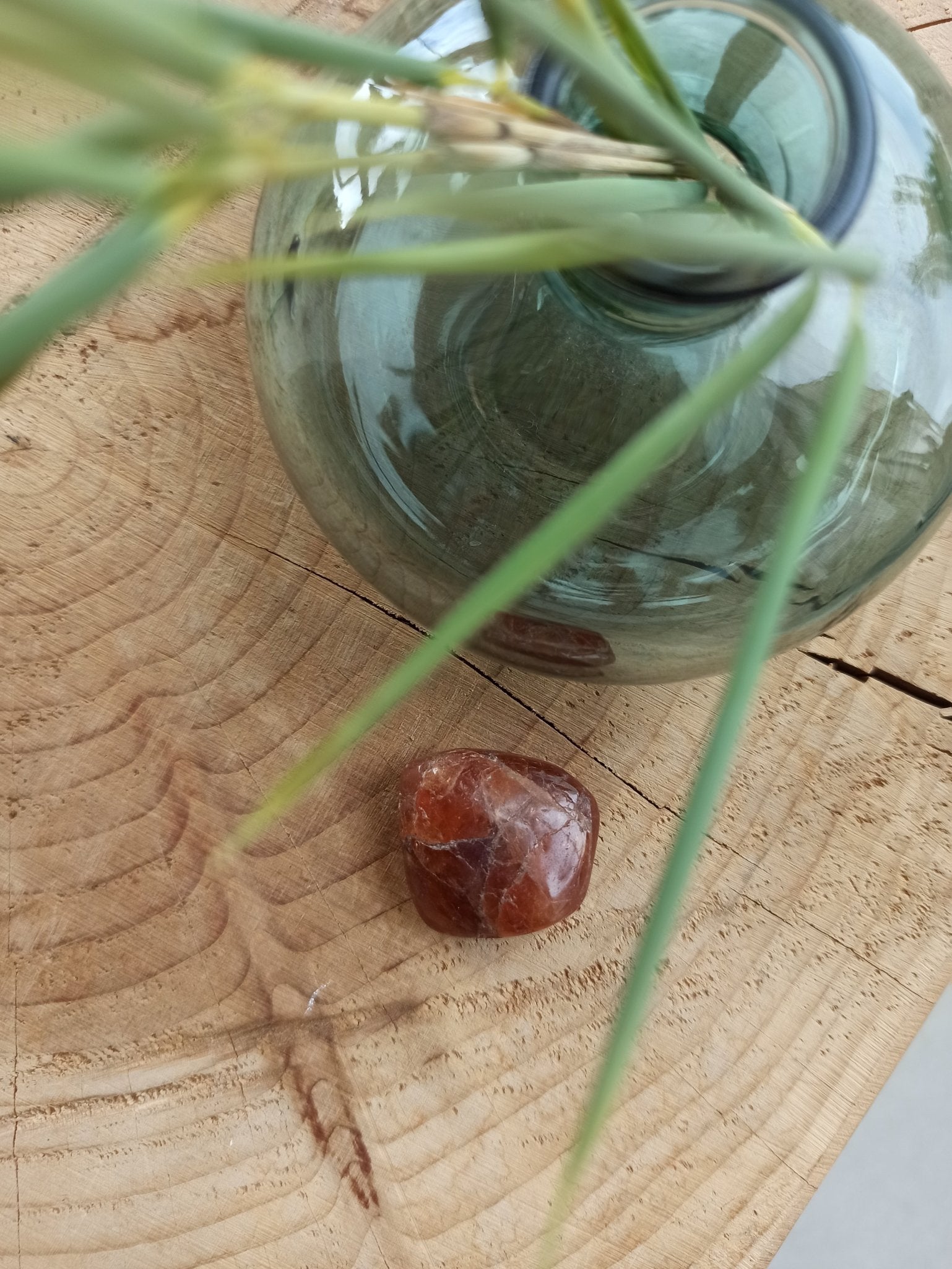 Hessoniet trommelstenen – curated crystal by Marga Jacobs | rust, symboliek en intuïtieve zelfzorg