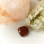 Hessoniet trommelstenen – curated crystal by Marga Jacobs | rust, symboliek en intuïtieve zelfzorg