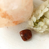 Hessoniet trommelstenen – curated crystal by Marga Jacobs | rust, symboliek en intuïtieve zelfzorg