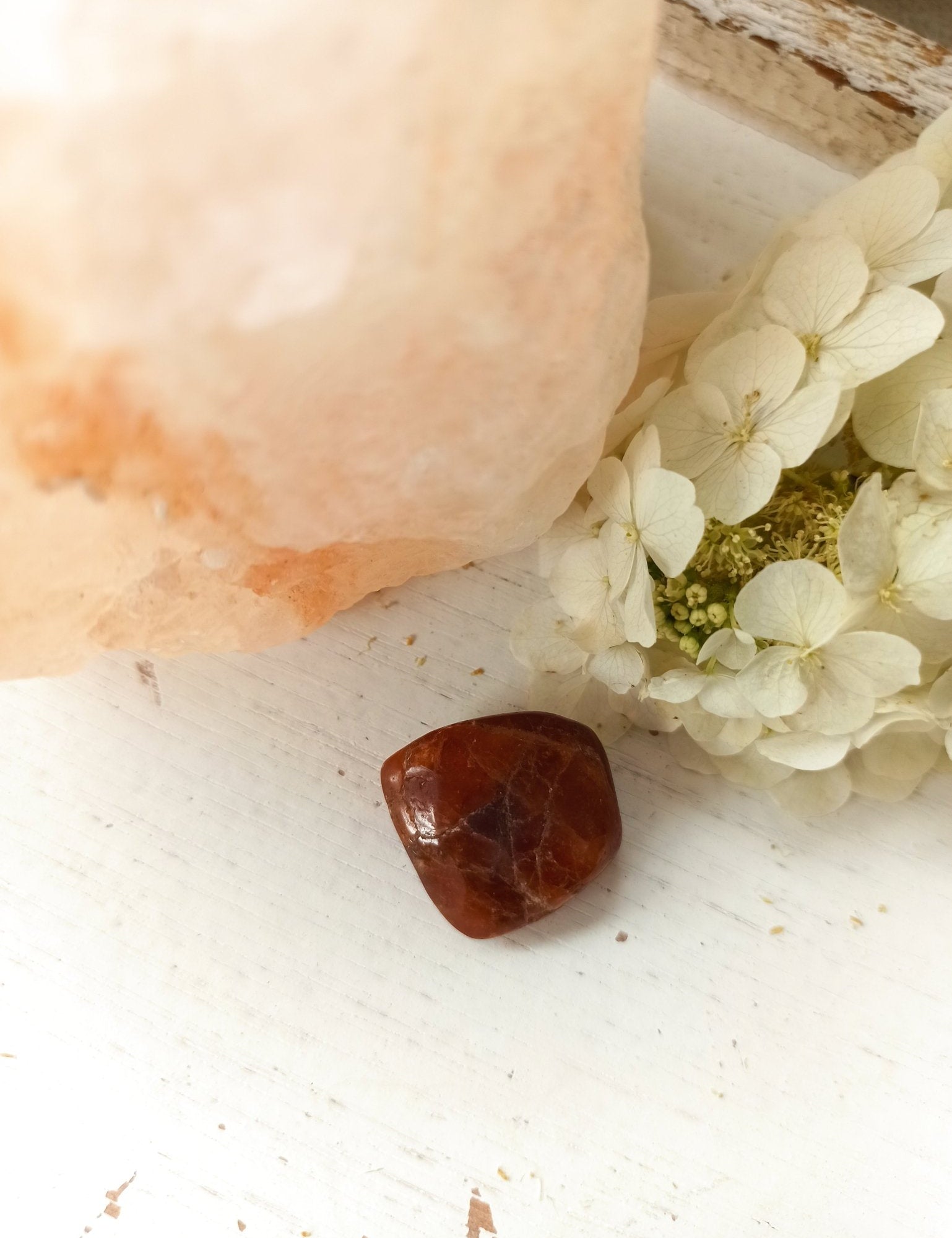 Hessoniet trommelstenen – curated crystal by Marga Jacobs | rust, symboliek en intuïtieve zelfzorg