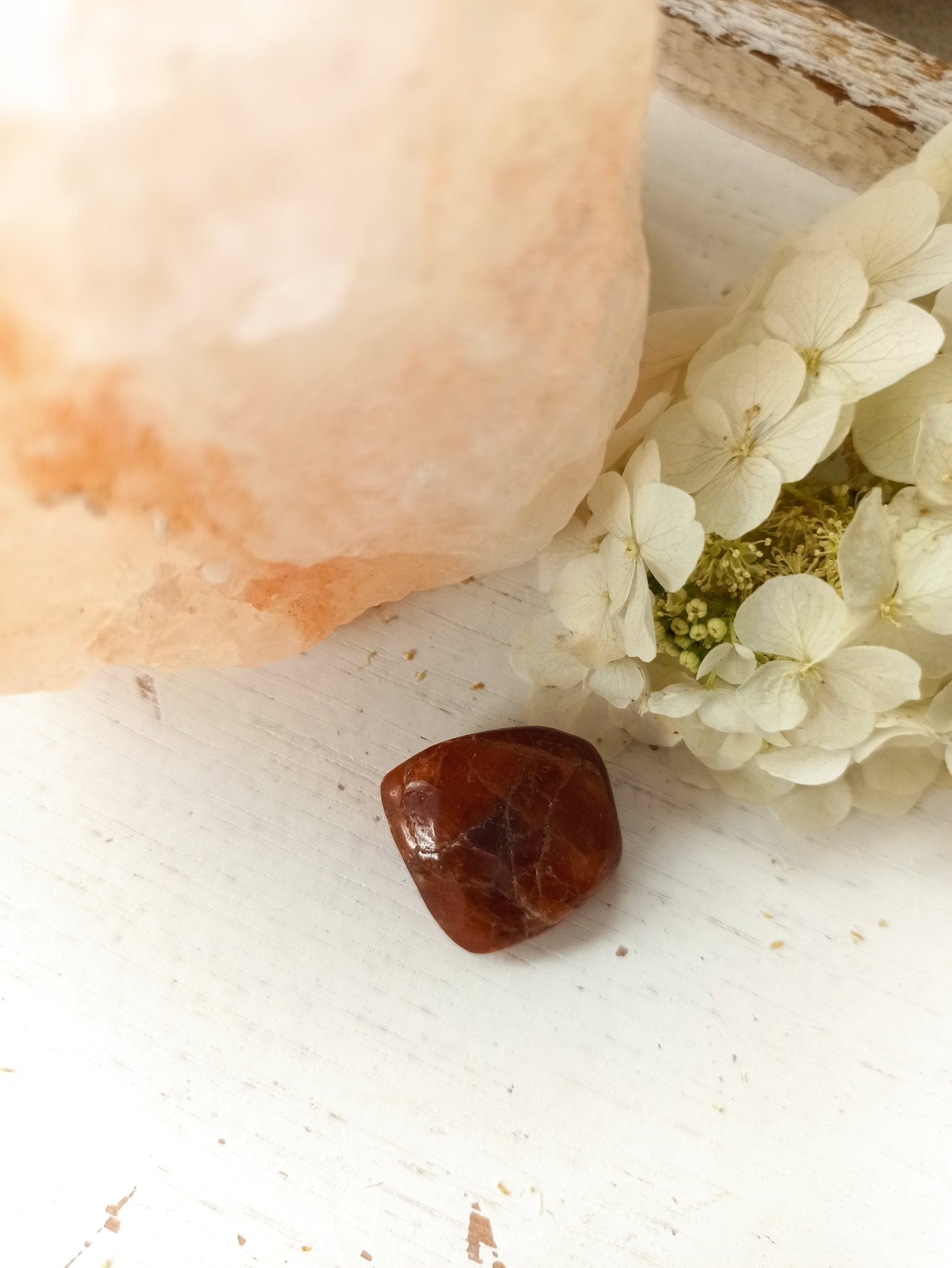 Hessoniet trommelstenen – curated crystal by Marga Jacobs | rust, symboliek en intuïtieve zelfzorg