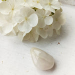 Hiddeniet trommelstenen – curated crystal by Marga Jacobs | rust, symboliek en intuïtieve zelfzorg