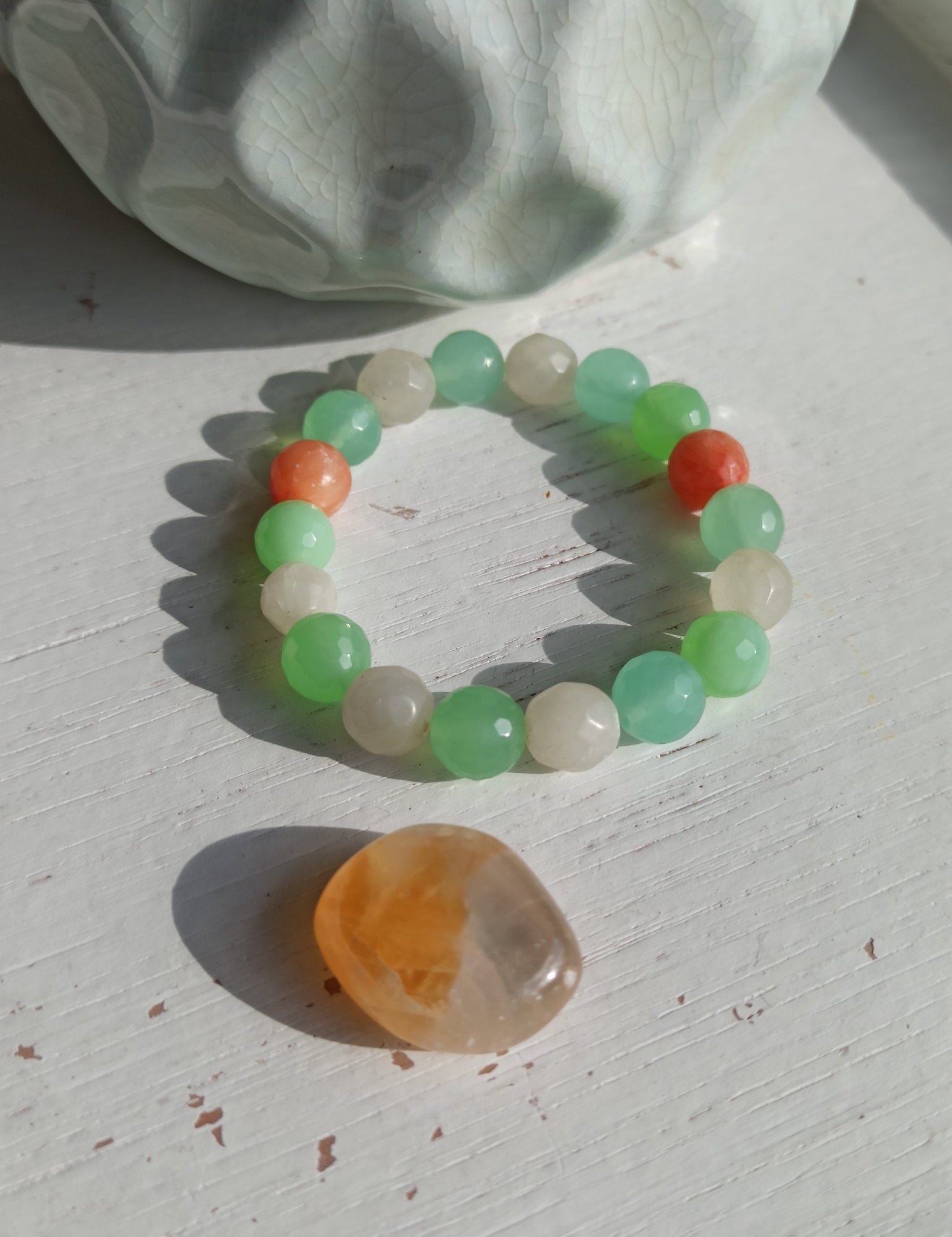 Honing Calciet trommelstenen – curated crystal by Marga Jacobs | rust, symboliek en intuïtieve zelfzorg