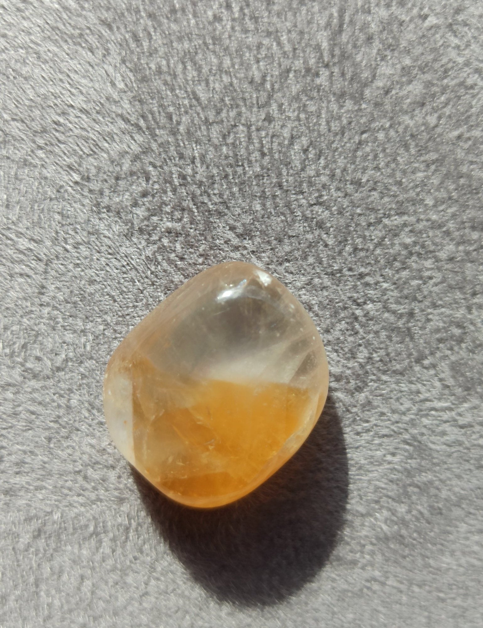 Honing Calciet trommelstenen – curated crystal by Marga Jacobs | rust, symboliek en intuïtieve zelfzorg