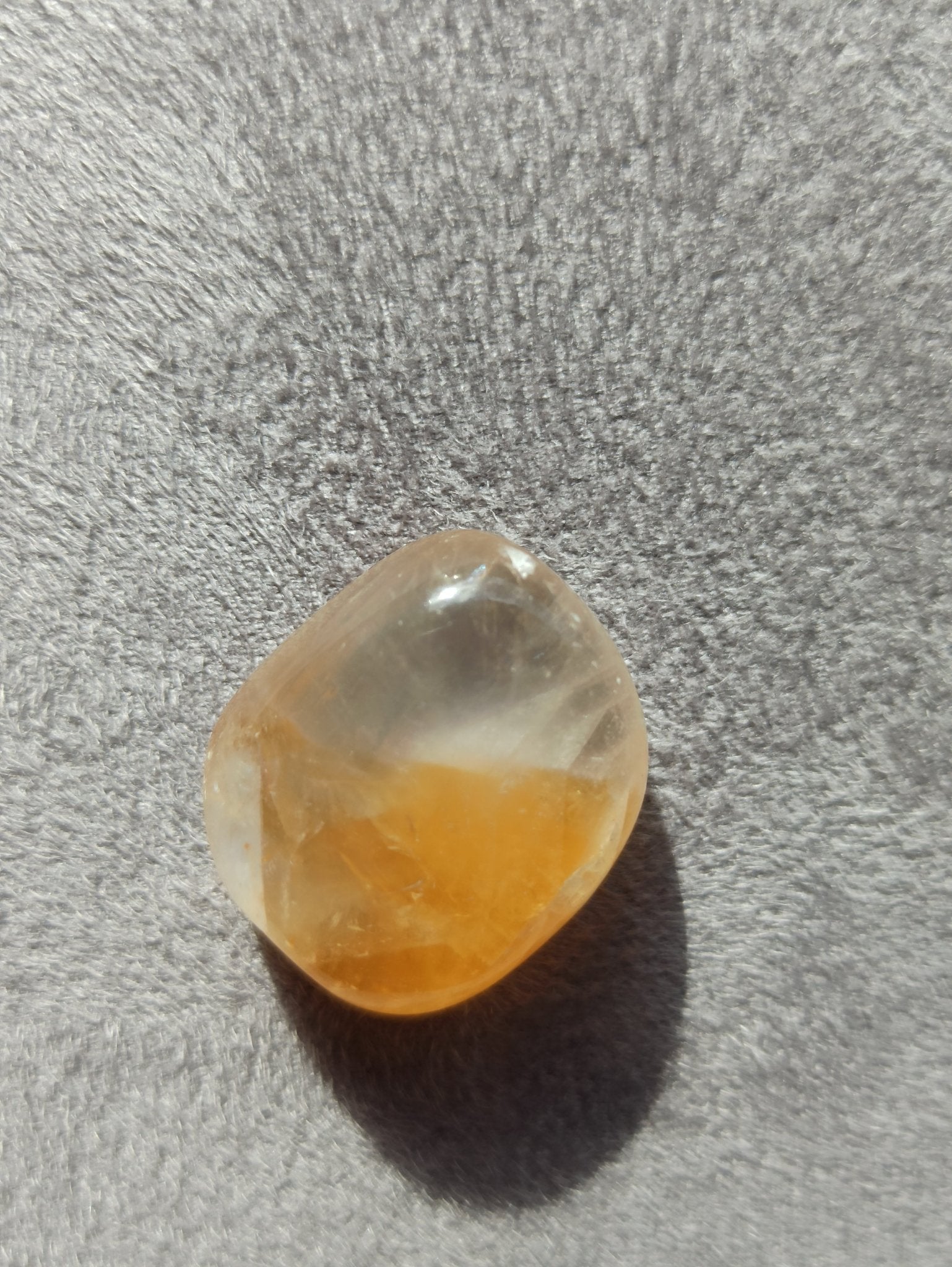 Honing Calciet trommelstenen – curated crystal by Marga Jacobs | rust, symboliek en intuïtieve zelfzorg