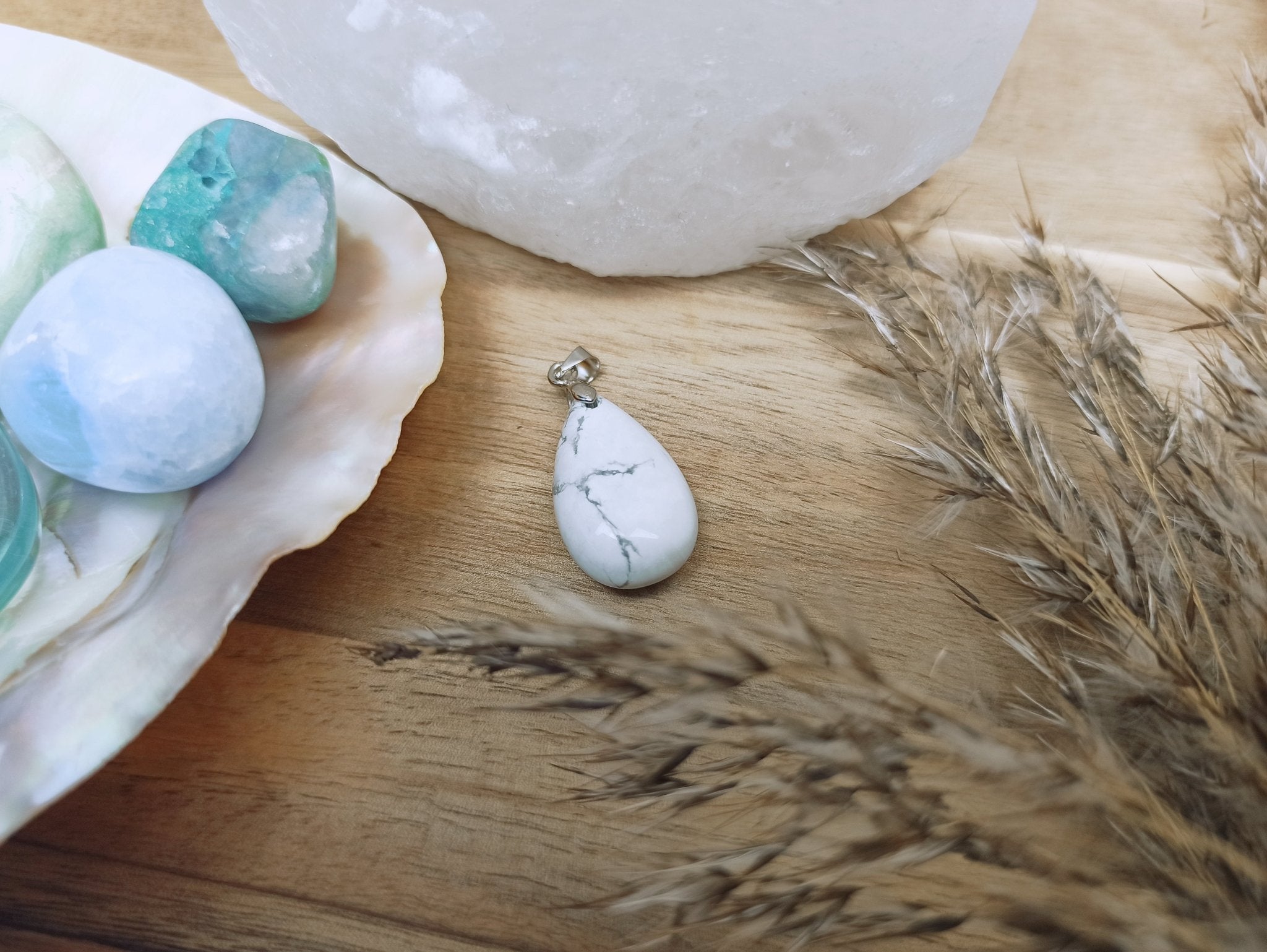 Howliet edelsteen hanger druppel | 25 mm – curated crystal by Marga Jacobs | rust, symboliek en intuïtieve zelfzorg