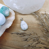 Howliet edelsteen hanger druppel | 25 mm – curated crystal by Marga Jacobs | rust, symboliek en intuïtieve zelfzorg