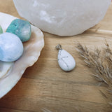 Howliet edelsteen hanger druppel | 25 mm – curated crystal by Marga Jacobs | rust, symboliek en intuïtieve zelfzorg