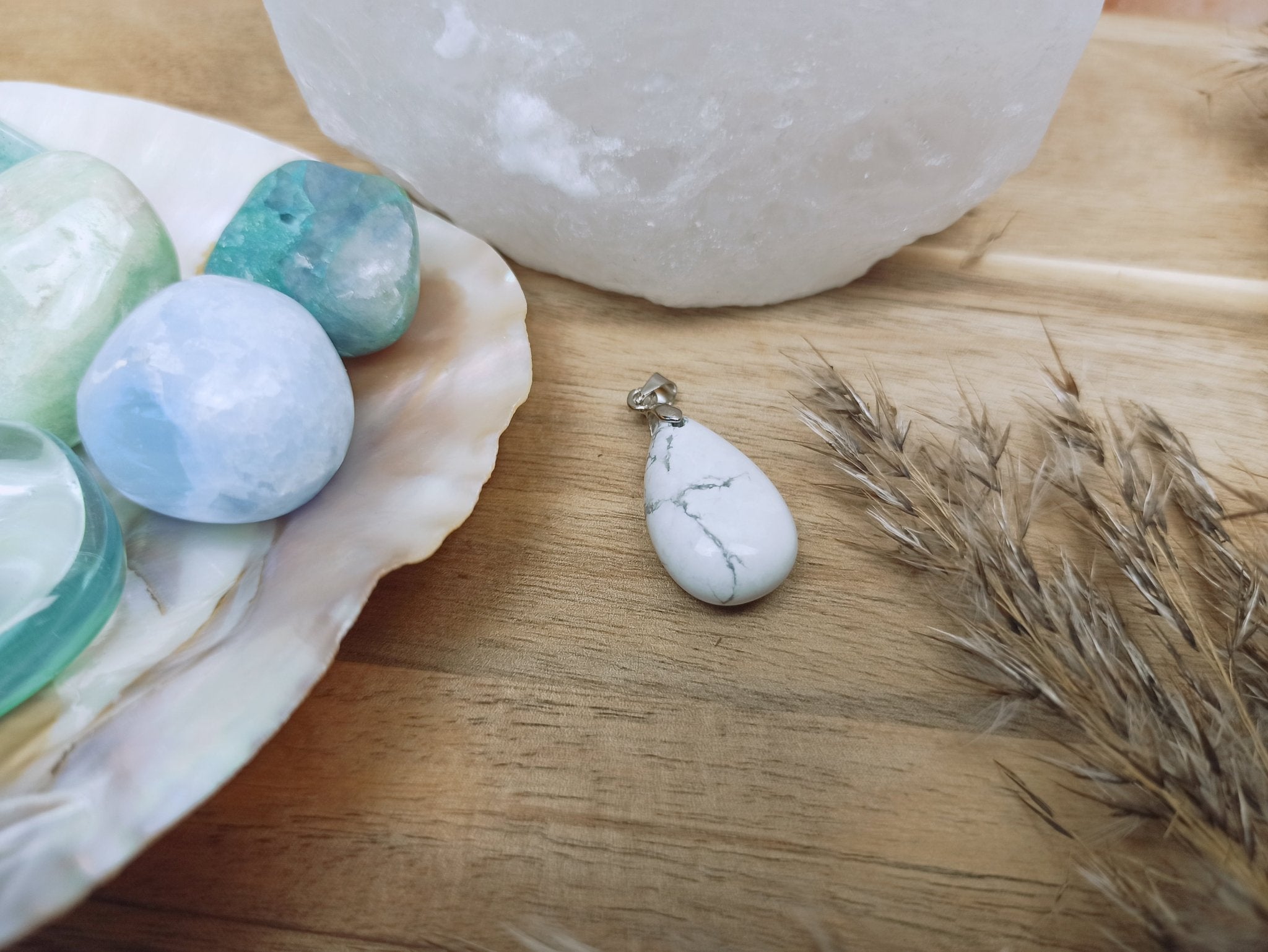 Howliet edelsteen hanger druppel | 25 mm – curated crystal by Marga Jacobs | rust, symboliek en intuïtieve zelfzorg