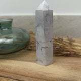 Howliet geslepen punt | 8,5 cm / 100 g – curated crystal by Marga Jacobs | rust, symboliek en intuïtieve zelfzorg