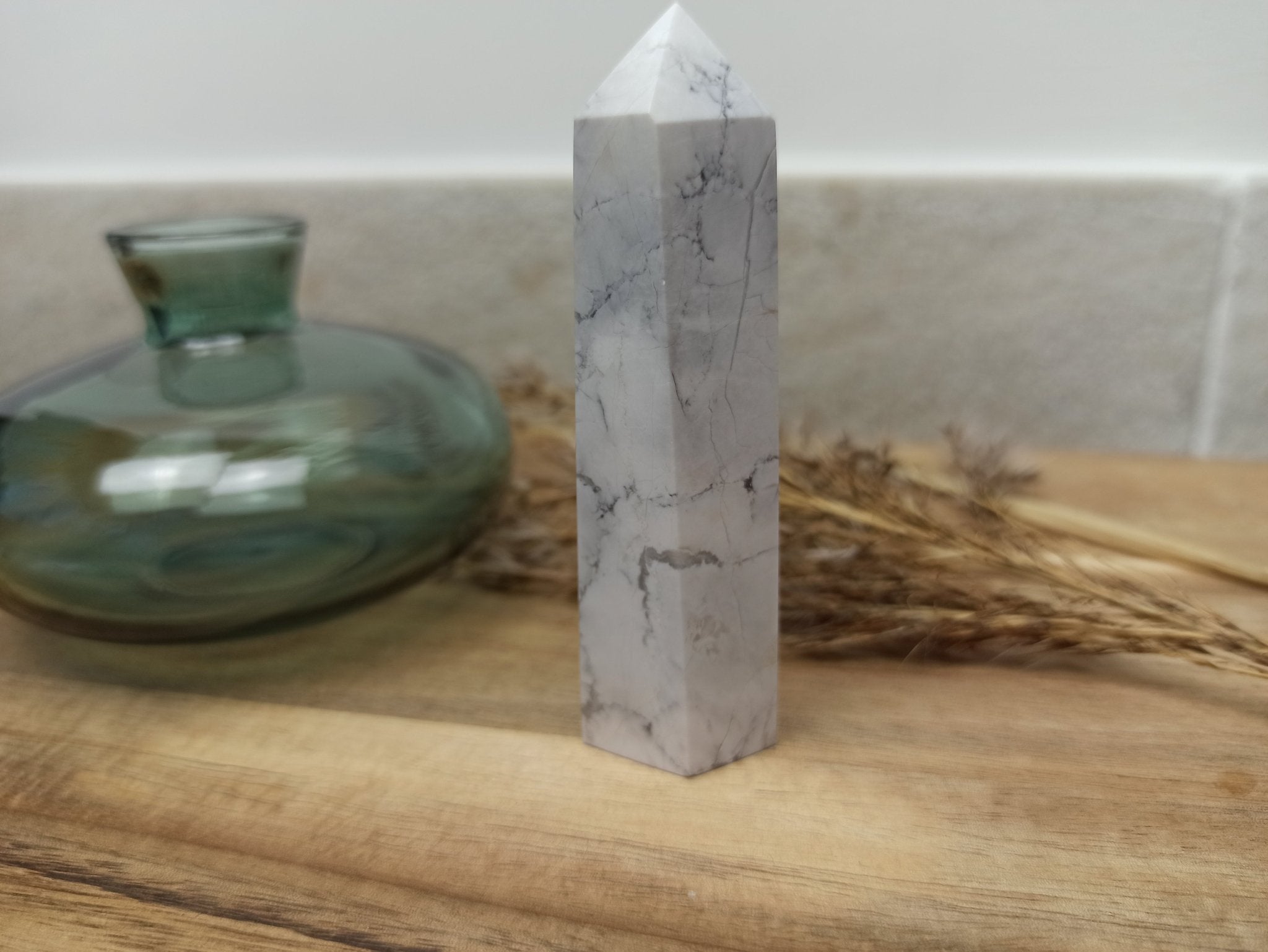 Howliet geslepen punt | 8,5 cm / 100 g – curated crystal by Marga Jacobs | rust, symboliek en intuïtieve zelfzorg