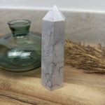 Howliet geslepen punt | 8,5 cm / 100 g – curated crystal by Marga Jacobs | rust, symboliek en intuïtieve zelfzorg