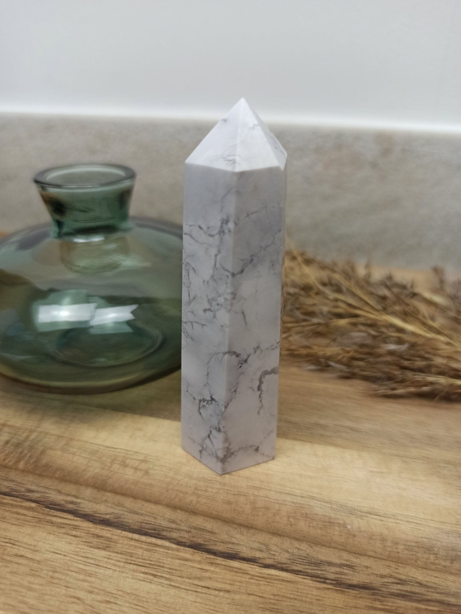 Howliet geslepen punt | 8,5 cm / 100 g – curated crystal by Marga Jacobs | rust, symboliek en intuïtieve zelfzorg