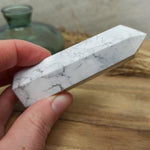 Howliet geslepen punt | 8,5 cm / 100 g – curated crystal by Marga Jacobs | rust, symboliek en intuïtieve zelfzorg